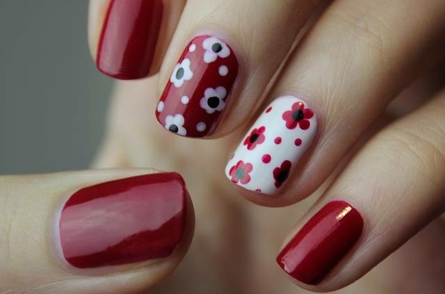 Le nail art permet de personnaliser vos ongles avec une infinité de motifs. Des classiques intemporels aux designs inspirés par la nature, en passant par les motifs géométriques audacieux, découvrez comment choisir ce qui reflète votre style.