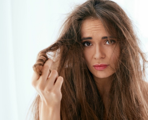 Comment avoir les pointes de cheveux moins sèches et moins cassantes